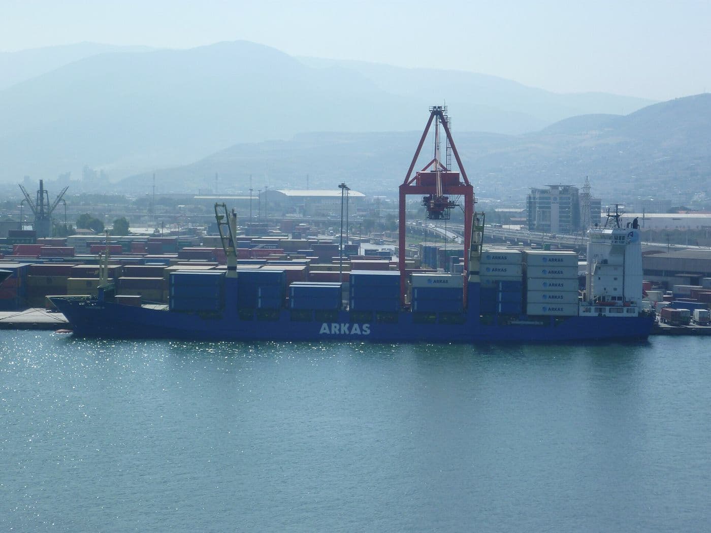 İzmir Limanı'nda yük gemisi